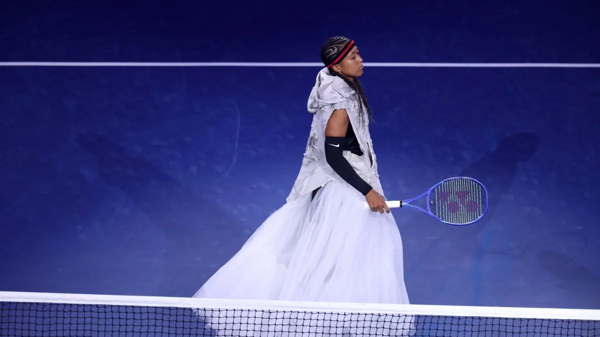 Naomi Osaka tampil dengan gaya yang terinspirasi dari legenda NBA Allen Iverson sebelum berlaga di US Open 2026. (JULIAN FINNE/AFP)