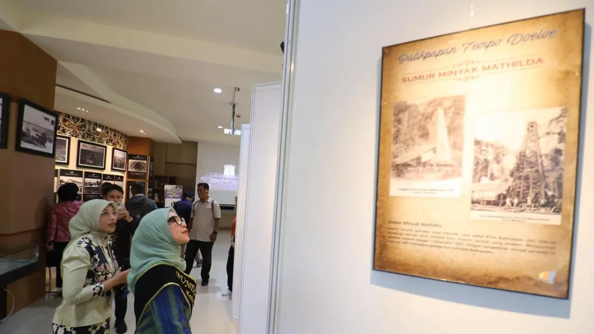 PAMERAN: Bunda Literasi Balikpapan Nurlena Rahmad Mas’ud (tengah) meninjau pameran dokumen bersejarah saat meresmikan Galeri Arsip Balikpapan di Kantor Disputakar Balikpapan, Kamis (3/9/2026). 