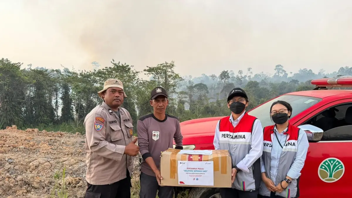 PEDULI: Bantuan masker dan vitamin kepada petugas serta masyarakat yang terlibat dalam penanganan karhutla di perbatasan Kelurahan Karya Merdeka dan Kelurahan Sungai Merdeka, Samboja, Kutai Kartanegara.

&nbsp;
