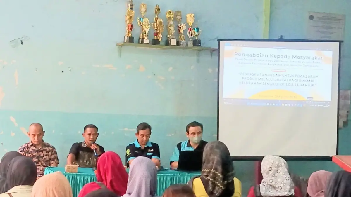 PEMBERDAYAAN UMKM: Pelaku UMKM Kelurahan Sengkotek mengikuti kegiatan Pengabdian kepada Masyarakat yang digelar POLNES untuk meningkatkan kemampuan desain dan pemasaran produk melalui media digital, Kamis (27/8) lalu. 