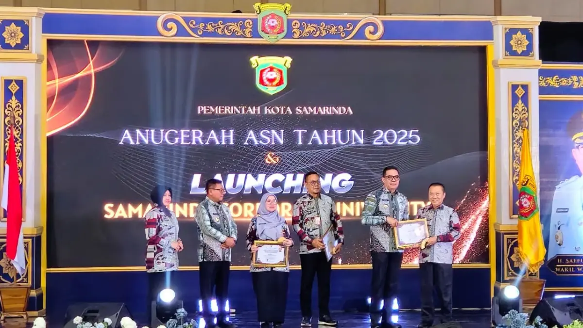 PENYERAHAN: Andi Harun menyerahkan penghargaan kepada ASN berprestasi dalam Anugerah ASN 2025, Kamis (3/9). (HAFIZ/KP)