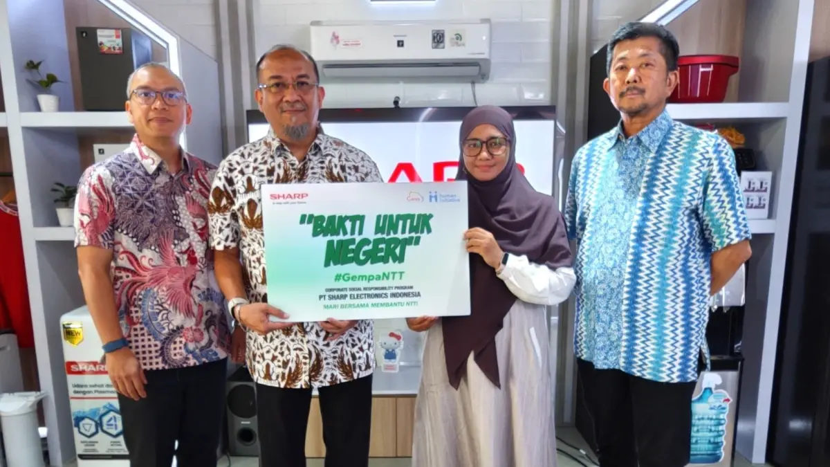 Penyerahan donasi Sharp secara simbolis yang diterima oleh perwakilan Human Initiative. (Foto: Istimewa)
