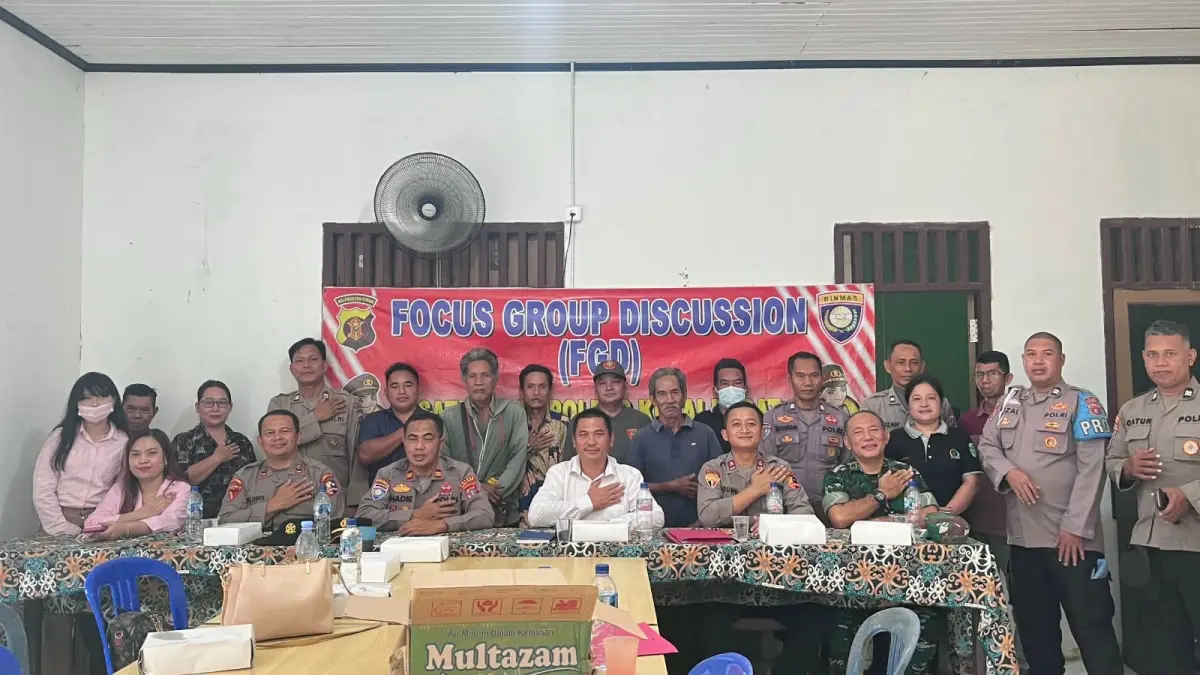 PERKUAT PENCEGAHAN: Tim Karhutla Polri bersama TNI, Polri, dan Pemerintah Kampung Pepas Eheng menggelar FGD Karhutla untuk memperkuat mitigasi dan mencegah meluasnya kabut asap di wilayah Kubar. (SUNARDI/KP)