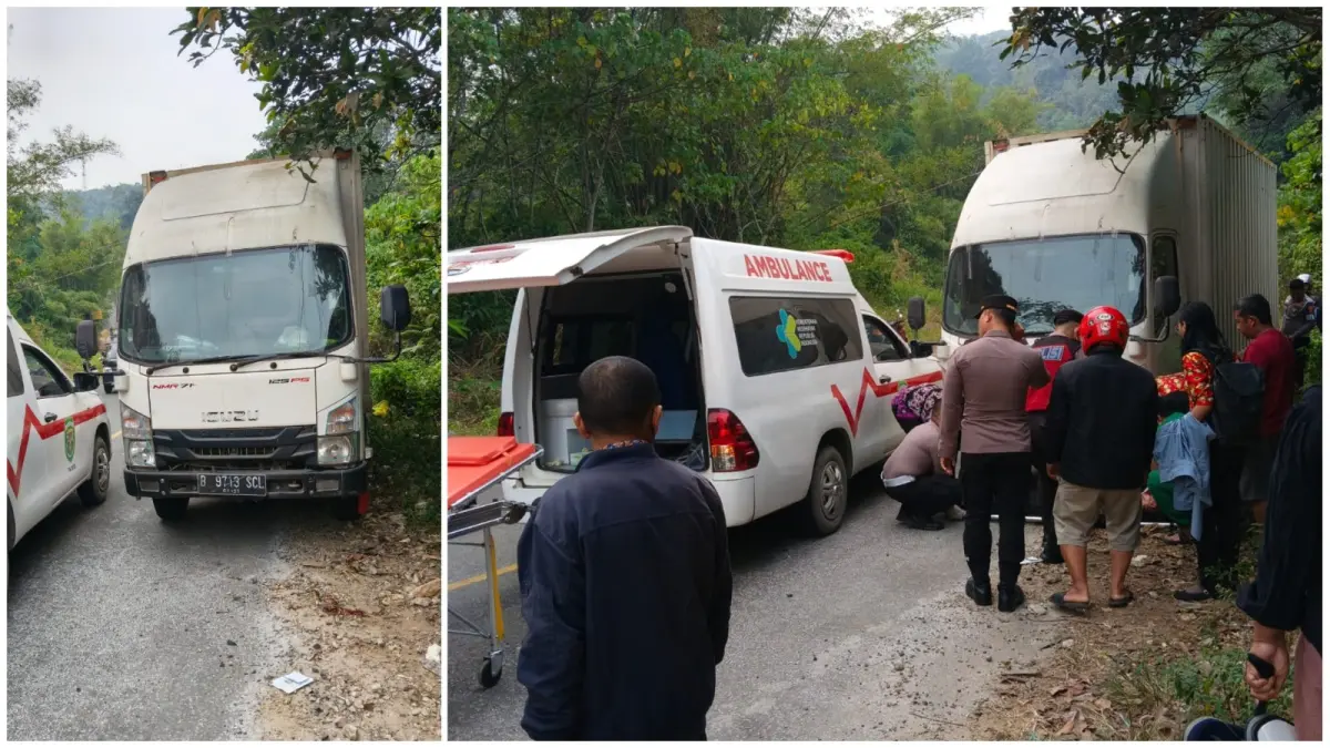 Petugas mengevakuasi korban kecelakaan di Tanjakan Punai, Barong Tongkok, setelah sepeda motornya menabrak truk boks yang terparkir.