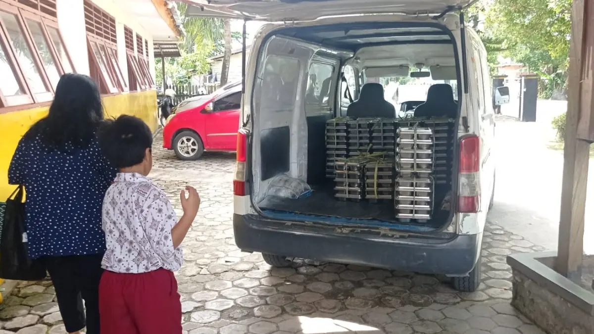SETOP SEMENTARA:&nbsp;Distribusi MBG dari SPPG Gunung Elai 2 terhenti akibat suplai air kurang layak untuk mencuci ompreng. FOTO: ADIEL KUNDHARA/KP