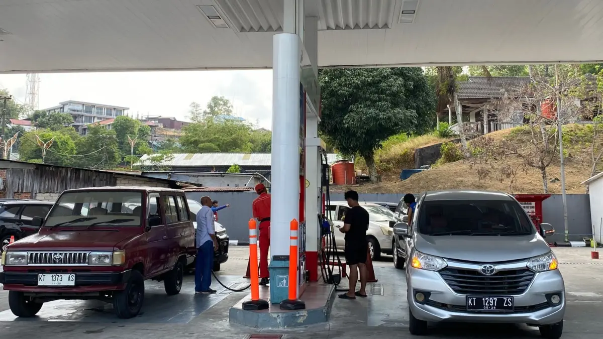 Suasana antrean kendaraan di SPBU. (FOTO DINA ANGELINA/KP)