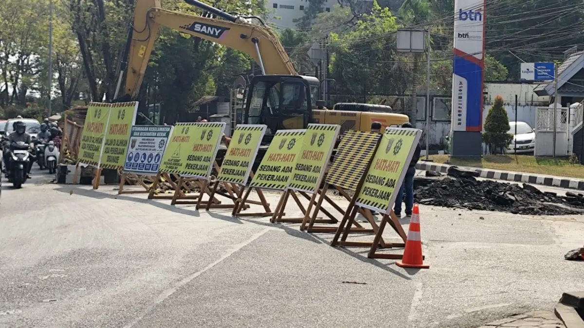 BERALIH: Pengalihan arus lalu lintas di Jalan RE Martadinata Kecamatan Samarinda Ulu, beralih ruas, tepatnya di depan Bank BTN. Pengendara diharapkan berhati-hati saat melintas, atau memilih jalur alternatif lain, Jumat (4/9).
