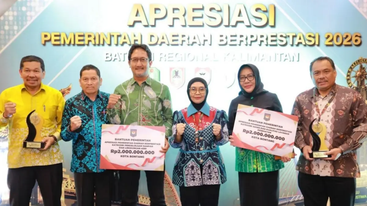 BONUS: Wali Kota Bontang Neni Moerniaeni menerima hadiah dari pemerintah pusat terkait aspek kesehatan dan pengelolaan lingkungan. (ADIEL KUNDHARA/KP)