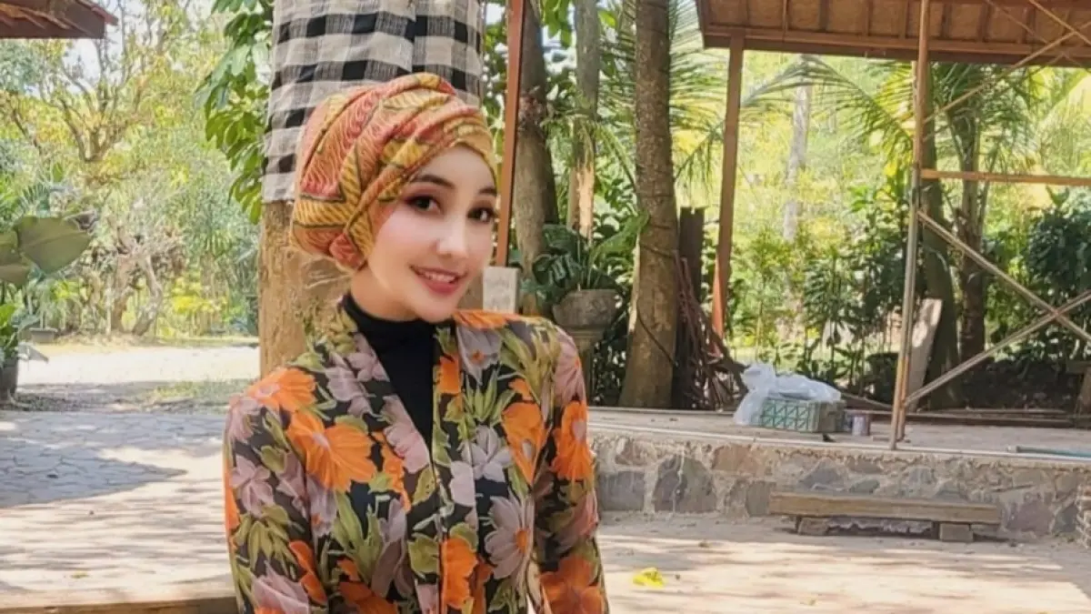 Desainer Nonne Noer Pujiane pemrakarsa jenama busana muslim Nonnetedy bersama produk kreasinya.