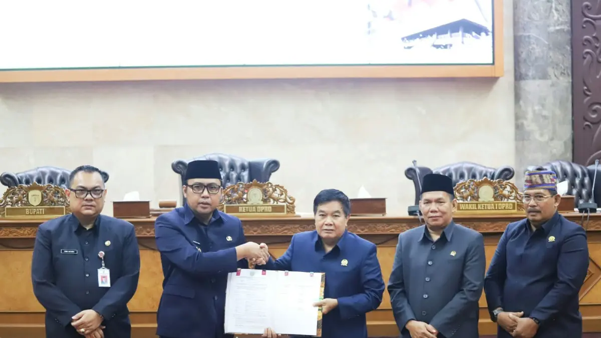 Bupati Kutai Barat Frederick Edwin (tengah) bersama Ketua DPRD Kutai Barat Ridwai bertukar berkas usai penandatanganan nota kesepakatan KUA-PPAS APBD 2027 dalam Rapat Paripurna III Masa Sidang III Tahun 2026 di Ruang Sidang Utama Gedung DPRD Kutai Barat, Sendawar, Jumat (4/9/2026).