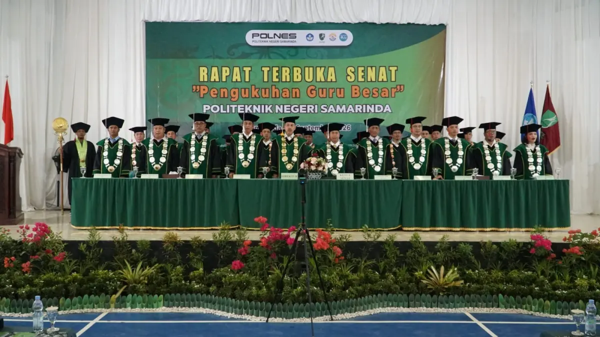 Foto bersama jajaran pimpinan Polnes serta civitas akademika usai prosesi pengukuhan guru besar, Kamis, 3 September 2026. (IST)