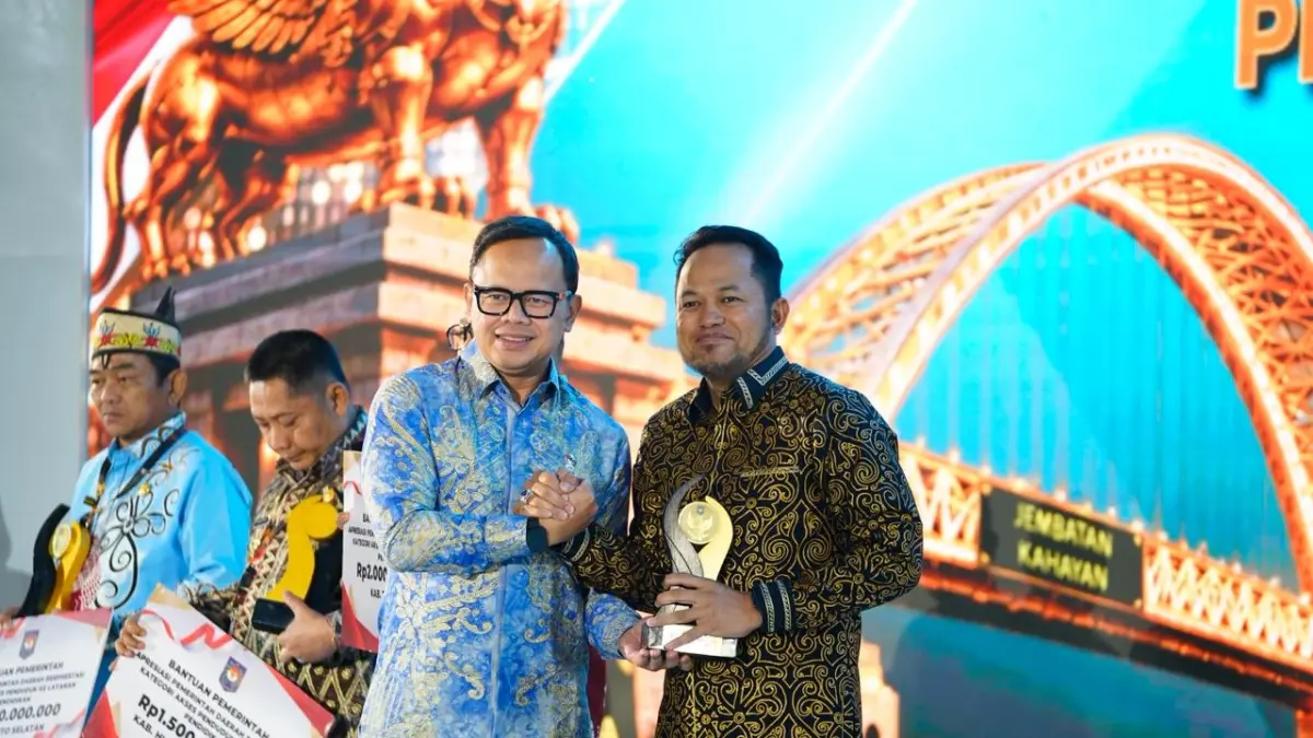 Gubernur Kaltim Rudy Mas’ud menerima dua penghargaan dari Kemendagri kategori pendidikan dan kesehatan. (DOKUMENTASI BIRO ADPIM KALTIM)