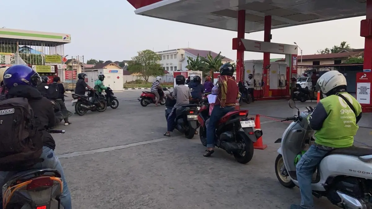 KLASIK: Antrean BBM yang selalu mengular di Jalan MT Haryono Kota Balikpapan, sering dikeluhkan.(TAUFIK/KALTIM POST)
