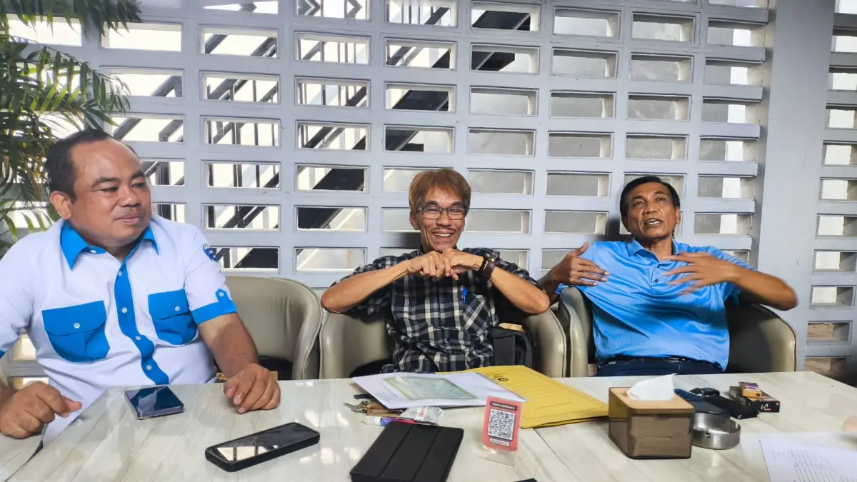 KONFERENSI PERS: Komisaris dan Dirut PT LBB selaku anak usaha Perumda AUJ Bontang memaparkan kondisi keuangan perusahaan kepada awak media. (ADIEL KUNDHARA/KP)

&nbsp;

&nbsp;