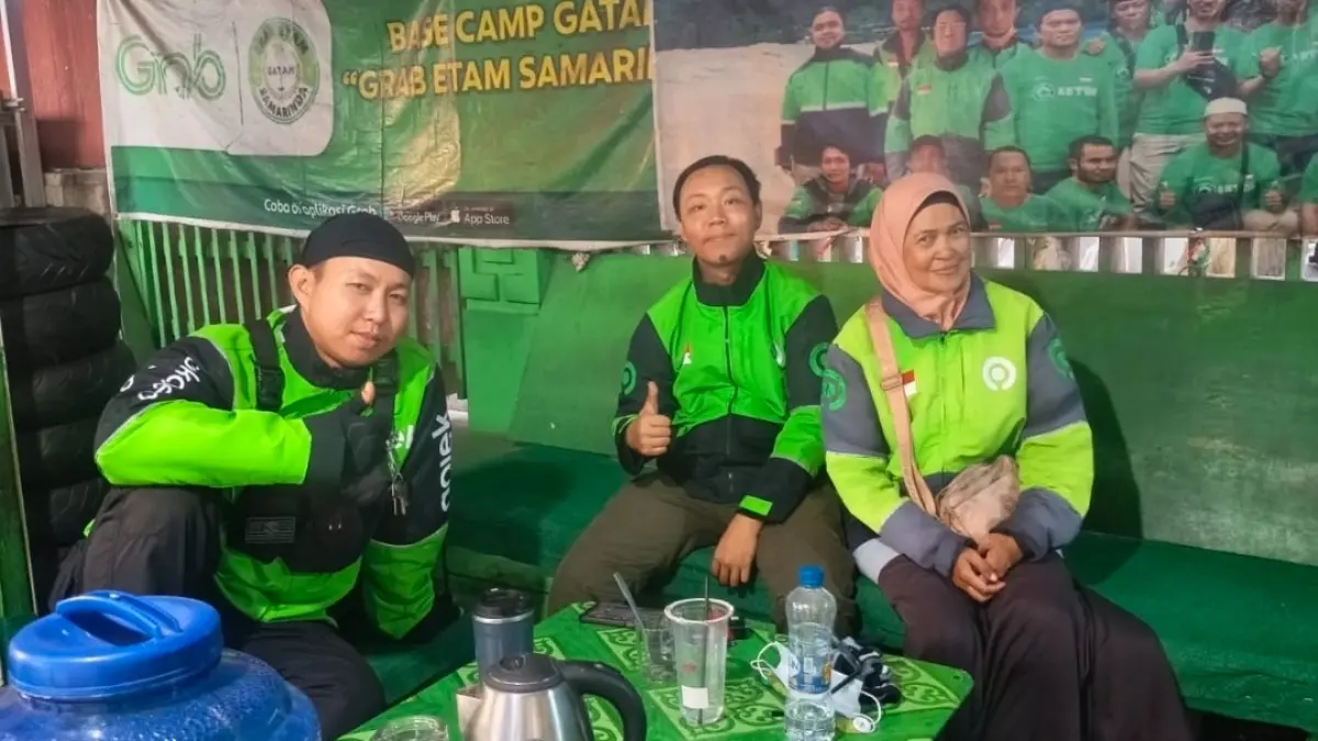 LOYALIS: Kustaniya Wiwi (kanan), salah satu mitra perintis Gojek Samarinda, tetap menjalani aktivitas sebagai pengemudi untuk menopang kebutuhan keluarga dan membesarkan lima anaknya.