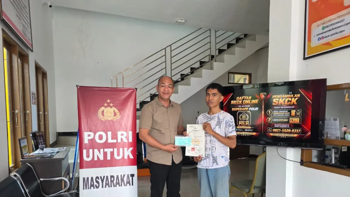 MASKER GRATIS: Warga yang berurusan administrasi di Polres PPU mendapatkan masker gratis untuk antisipasi asap karhutla.(Dok.Humas Polres PPU)