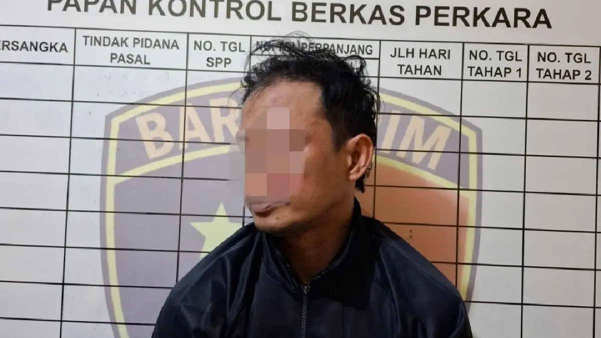 MASUK SIDANG: VR diamankan personel Unit Jatanras Reskrim Polsek Balikpapan Timur saat mengambil sebuah paket di Kantor JNE di Jalan MT Haryono, Kelurahan Gunung Bahagia, Kecamatan Balikpapan Selatan, 18 Maret 2026 lalu.