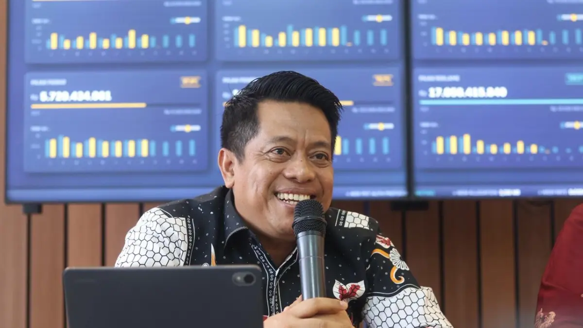 PAJAK: Plt Kepala BPPDRD Balikpapan Irfan Taufik memberikan penjelasan mengenai pemanfaatan fitur Sapa Warga pada aplikasi Kontengan untuk optimalisasi pendataan dan pengawasan PBB di Balikpapan. (ANGGI/KP)