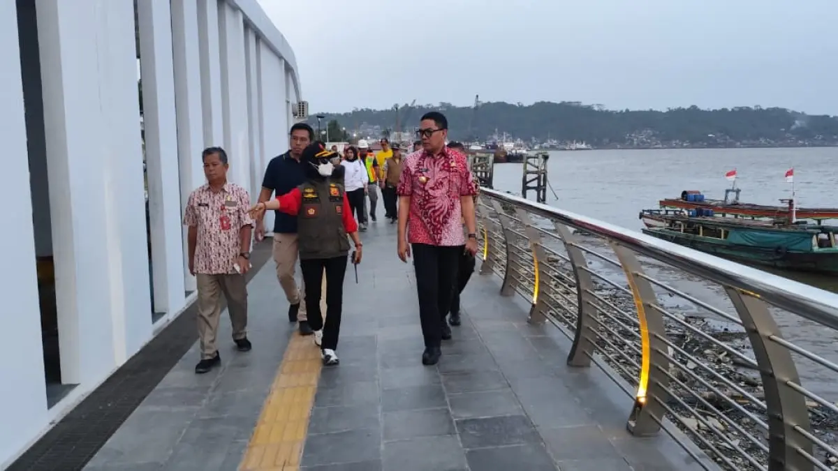 PERIKSA: Andi Harun (kanan) ketika menyambangi Teras Samarinda 2 untuk mengecek sampah di tepian sungai Mahakam terkait upaya pembersihan, Jumat (4/9). (DENNY SAPUTRA/KP)