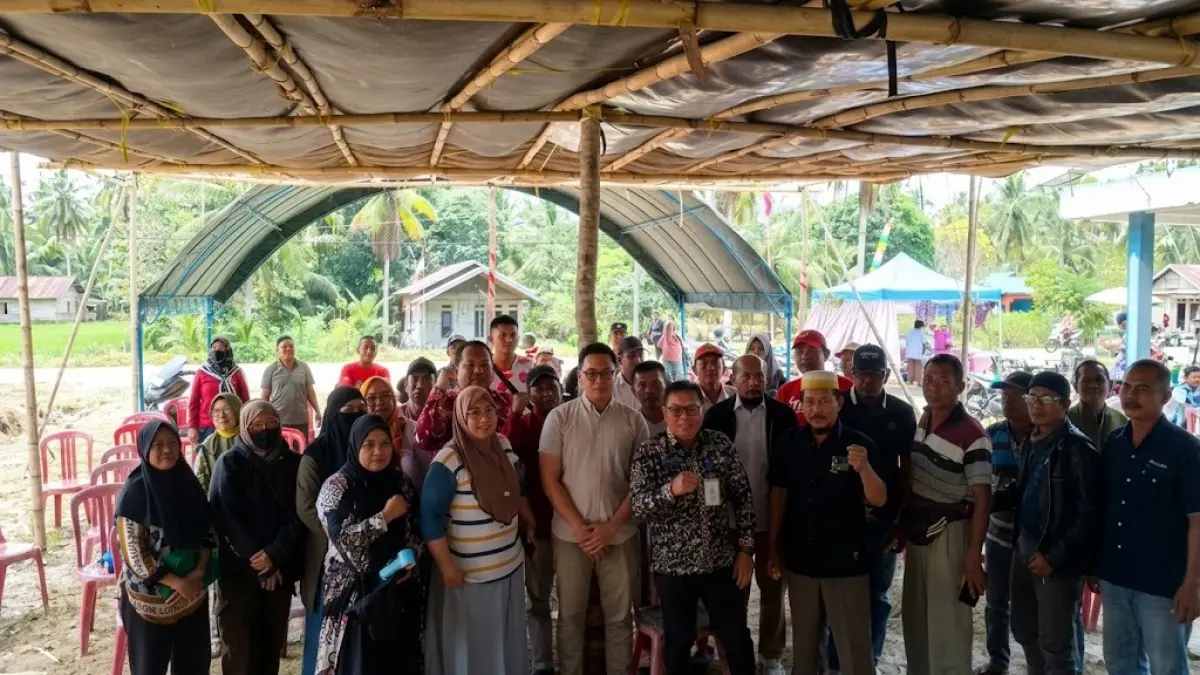 SEPAKAT LIMA POIN: Warga Gersik, Pemkab PPU, dan Bank Tanah usai pertemuan yang menghasilkan lima poin penting kesepatan terkait relokasi lahan pembangunan Bandara VVIP IKN.(IST)