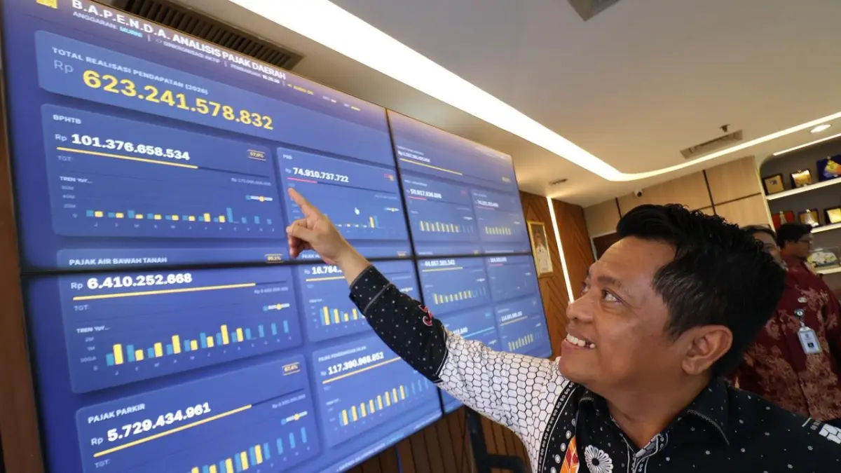 TARGET: Plt Kepala BPPDRD Balikpapan Irfan Taufik memberikan keterangan terkait capaian realisasi PAD dan kebijakan relaksasi PBB, Kamis (3/9/2026). (ANGGI PRADITHA/KP)