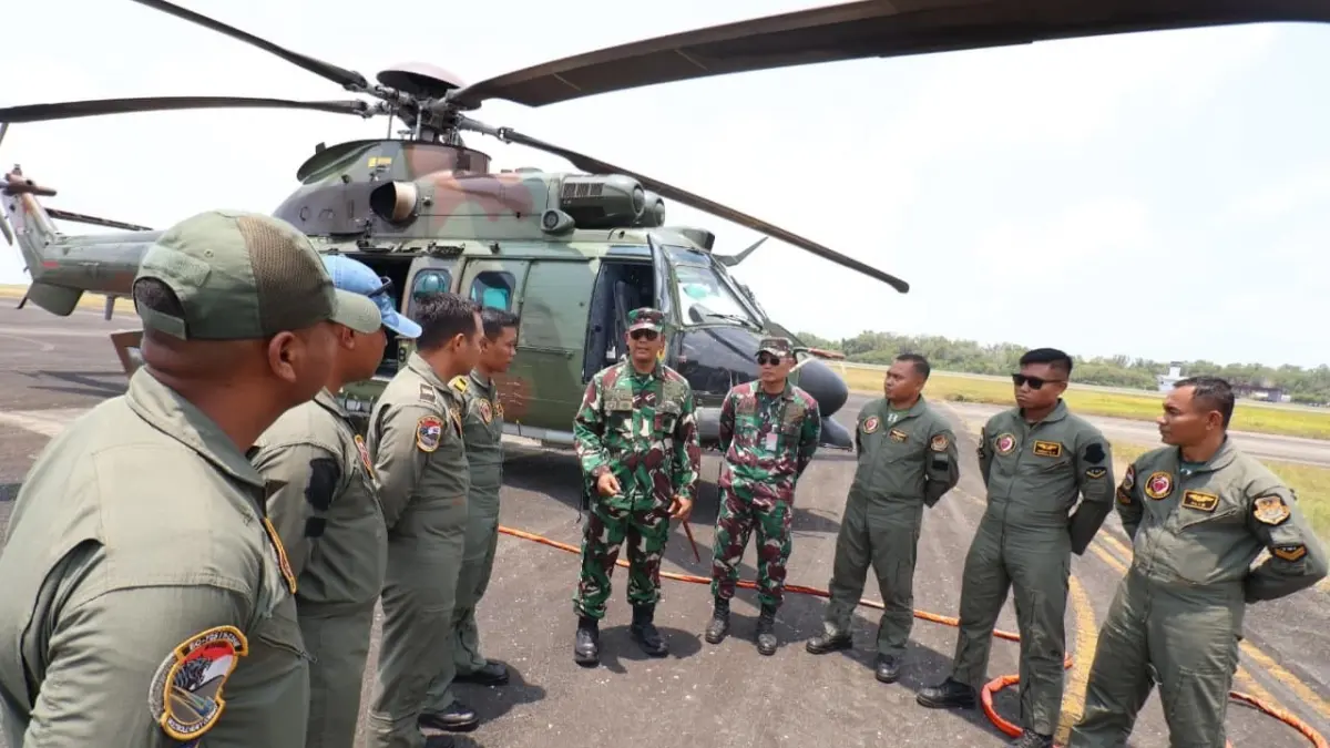 TINDAK LANJUT: Helikopter milik TNI AU tiba di Bandara SAMS Sepinggan Balikpapan untuk penanganan karhutla di kawasan IKN. (ANGGI PRADITHA / KP)