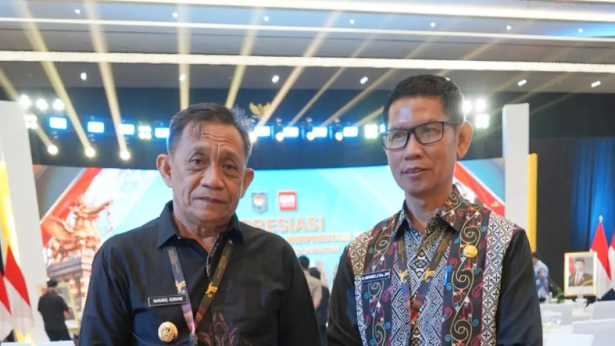Wakil Bupati Kutai Barat Nanang Adriani (kiri) dan Asisten I Nopandel saat malam penganugerahan pemerintah daerah berprestasi.
