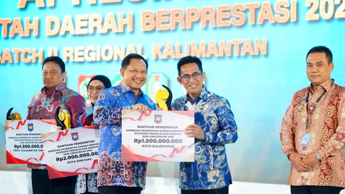 Wali Kota Balikpapan Rahmad Mas’ud menerima penghargaan dari Kemendagri dalam kategori Pengelolaan Sampah dan Lingkungan Asri. (DOKUMENTASI HUMAS PEMKOT BALIKPAPAN)