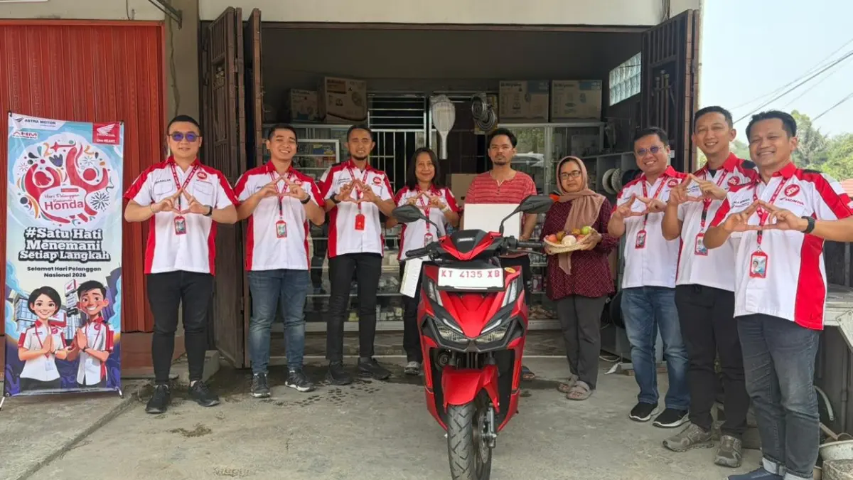 Wendy Tenario (ketiga kanan) selaku Region Head Astra Motor Kalimantan Timur 2 bersama jajaran management Astra Motor Kalimantan Timur 2 dalam proses pengantaran unit sepeda motor secara langsung kepada konsumen loyal yang berlokasi di Sambutan dalam memperingati Hari Pelanggan Nasional yang dilaksanakan pada Jumat (4/9/2026) ini. (IST)