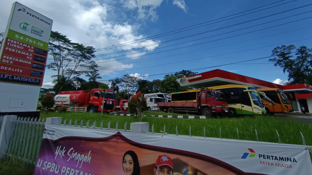 Antrean pembelian BBM bersubsidi di SPBU Kilometer 13, Balikpapan. (FOTO DINA ANGELINA/KP)