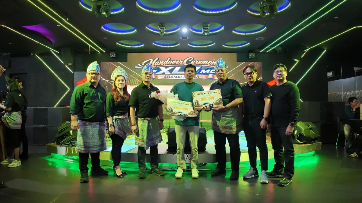 APRESIASI: Tujuh konsumen pertama New Suzuki XL7 Hybrid di Balikpapan diberi buket bunga serta berbagai hadiah dan voucher menarik. FUAD MUHAMMAD/KP