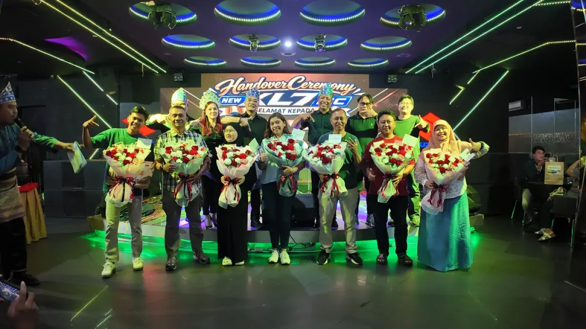 APRESIASI: Tujuh konsumen pertama New Suzuki XL7 Hybrid di Balikpapan diberi buket bunga serta berbagai hadiah dan voucher menarik. FUAD MUHAMMAD/KP
