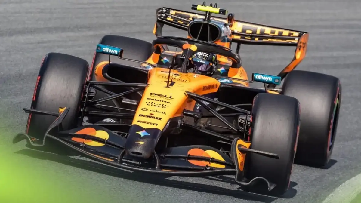 BAKAL KETAT: Lando Norris memacu mobil McLaren di Sirkuit Monza.