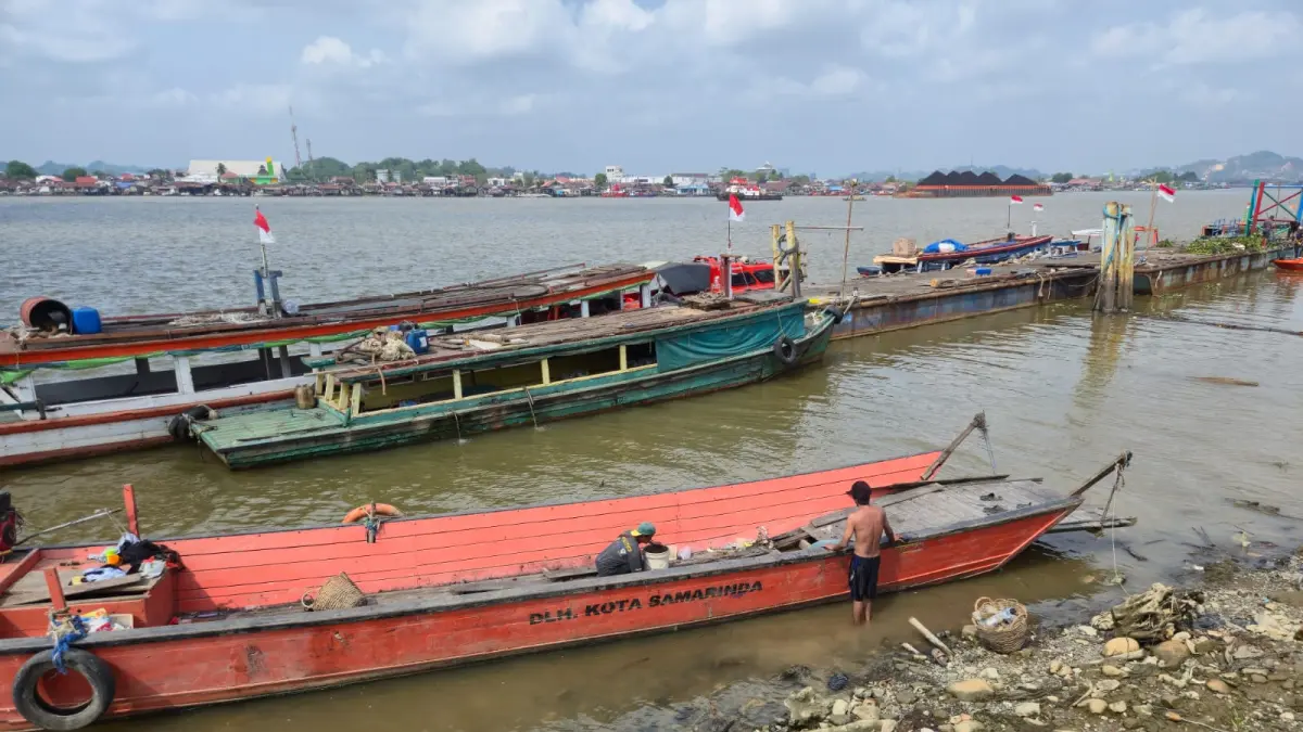 GERAK CEPAT: Tim DLH mengangkut sampah sisa kayu dan gulma di tepian Sungai Mahakam, tepatnya di Teras Samarinda 2, Sabtu (5/9).