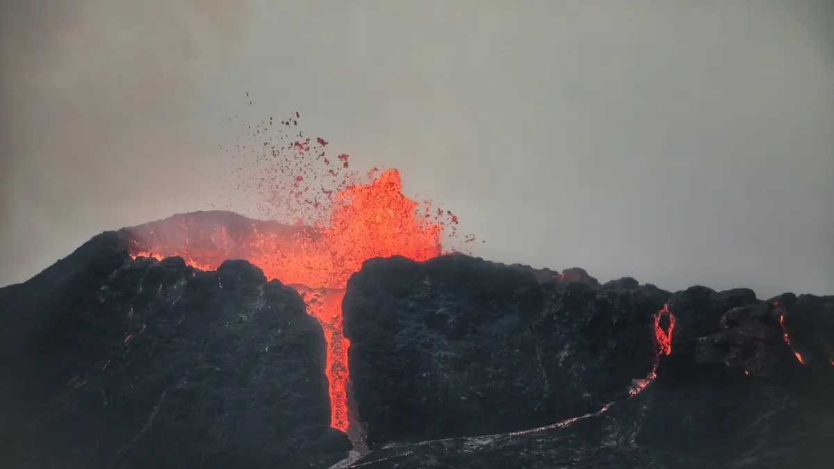 Ilustrasi. Gunung Anak Krakatau erupsi dan memunculkan semburan lava pijar di kawasan Selat Sunda. Badan Geologi menyatakan aktivitas saat ini belum berpotensi memicu tsunami.