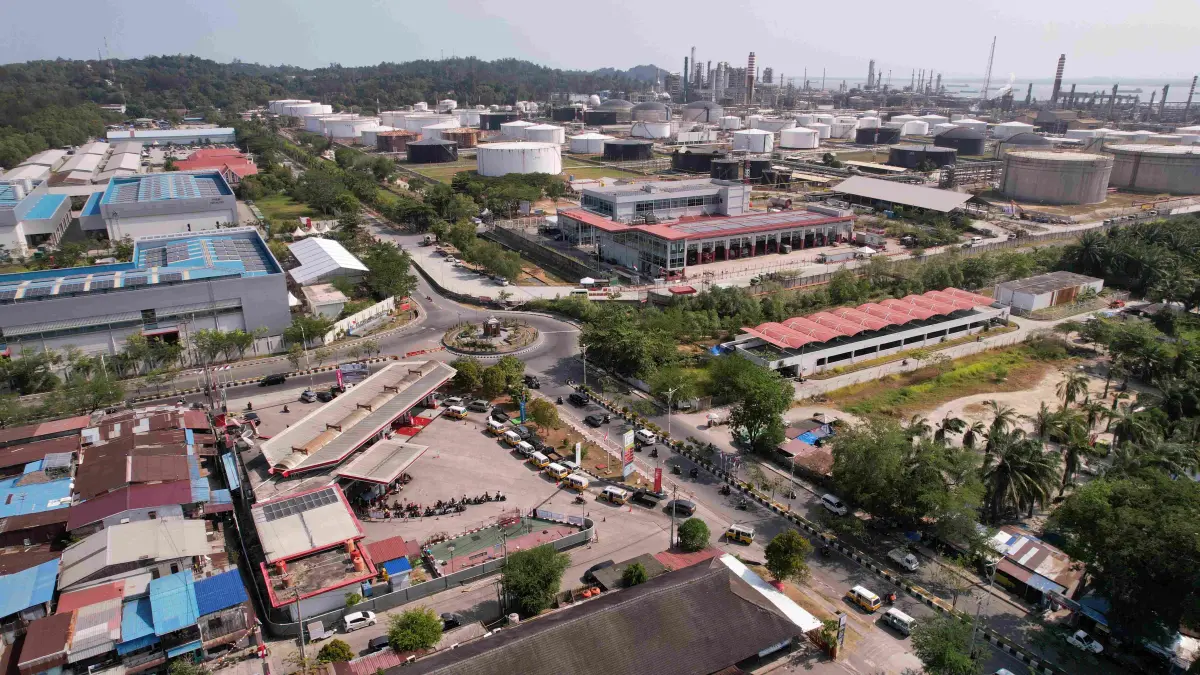Kendaraan antre pertalite di SPBU Karang Anyar yang lokasinya dekat dengan Kilang Pertamina Balikpapan. (FOTO FUAD MUHAMMAD/KP)