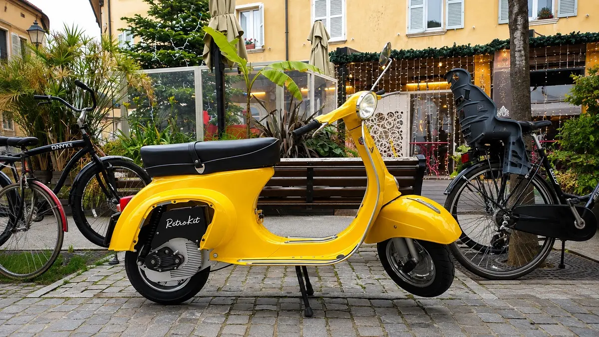 Konversi Vespa klasik jadi motor listrik dengan paket Retrokit tanpa ubah rangka, tetap ikonik dan ramah lingkungan. (formulapassion.it)