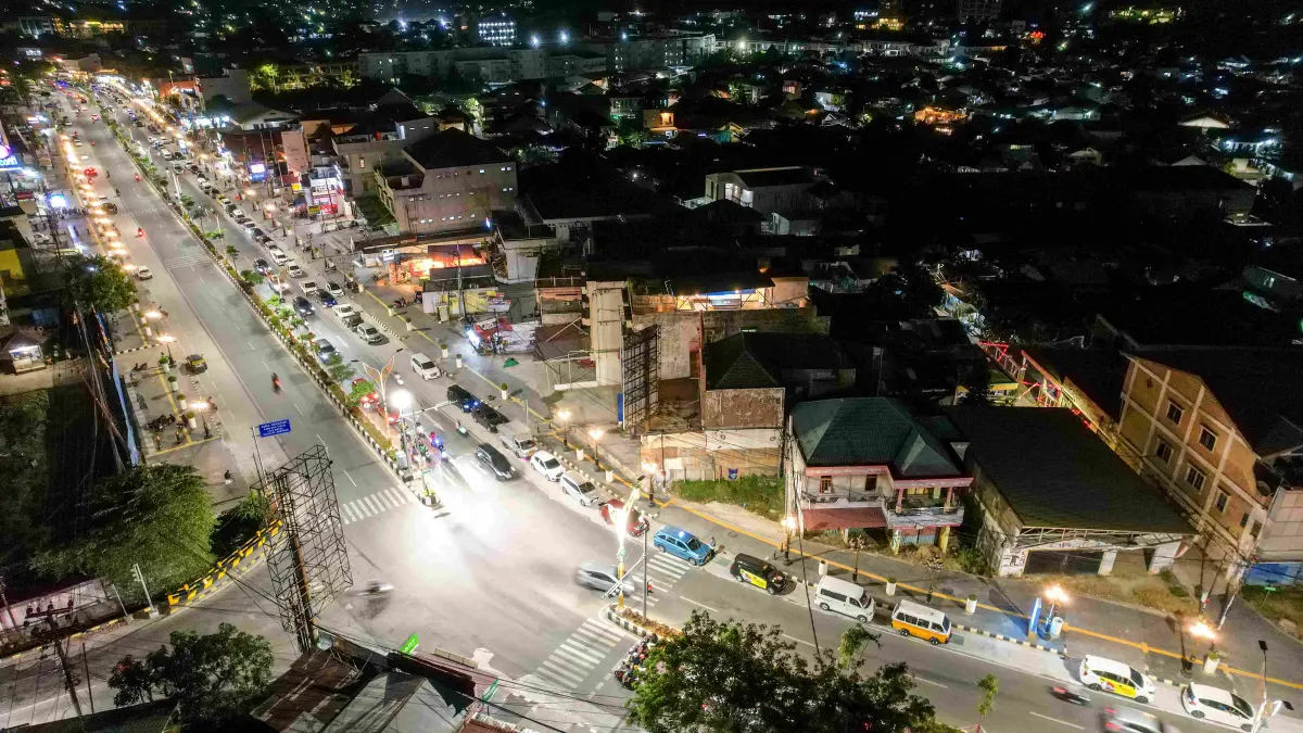 Mobil mengular antre pertalite di SPBU MT Haryono, Balikpapan. (FOTO FUAD MUHAMMAD/KP)