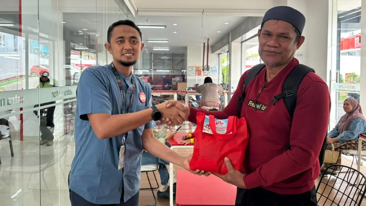 Muhammad Abbas (kiri) selaku Honda Customer Care Center (HC3) Manager Astra Motor Kalimantan Timur 2 dalam proses pembagian paket sembako kepada konsumen di jaringan Dealer sepeda motor Honda yang dilaksanakan pada Jumat (4/9/2026) ini. (IST)