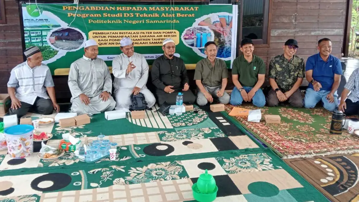 PENGABDIAN : Ketua PkM, Abdul Halik (keempat kanan) duduk bersama para pimpinan Ponpes Daarul Falaah Samarinda di kegiatan PkM kemarin.