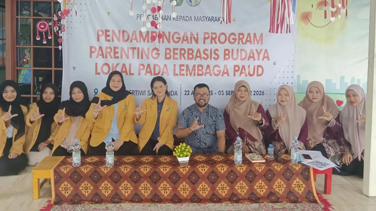 
PENGABDIAN: Tim dosen dan mahasiswa semester 3 PG-PAUD Unmul berfoto bersama guru TK Tiara Pertiwi usai kegiatan pengabdian, Sabtu (5/9). (FOTO: AKBAR/KALTIM POST)