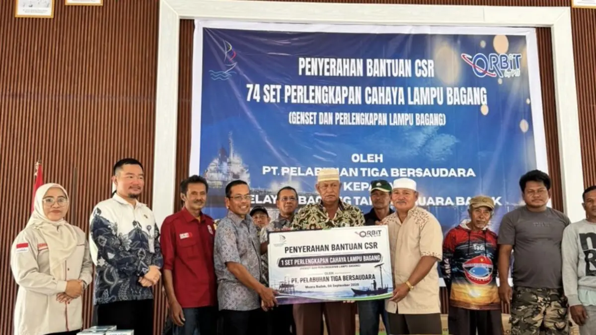 Penyerahan simbolis bantuan 74 set genset dan lampu bagan dari PTB kepada nelayan Muara Badak.