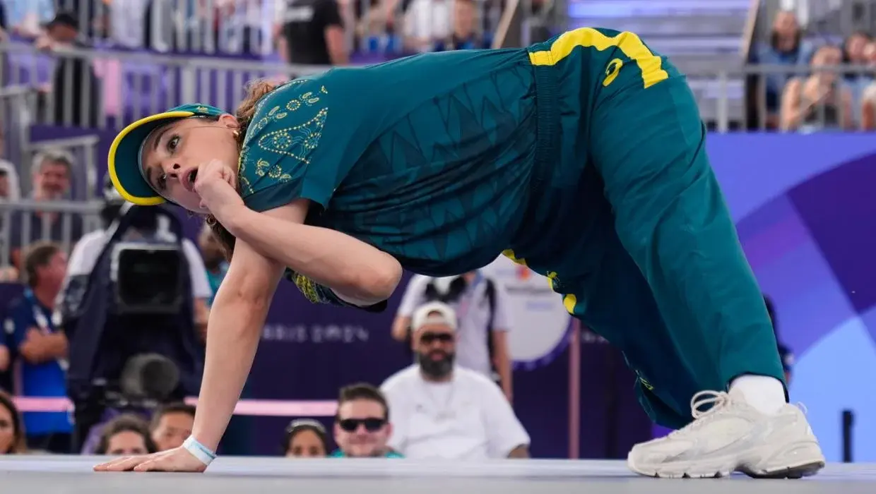 Rachael Gunn dari Australia, yang dikenal sebagai B-Girl Raygun, bertanding dalam kompetisi breaking di Olimpiade Musim Panas 2024 di Paris. Foto: AP