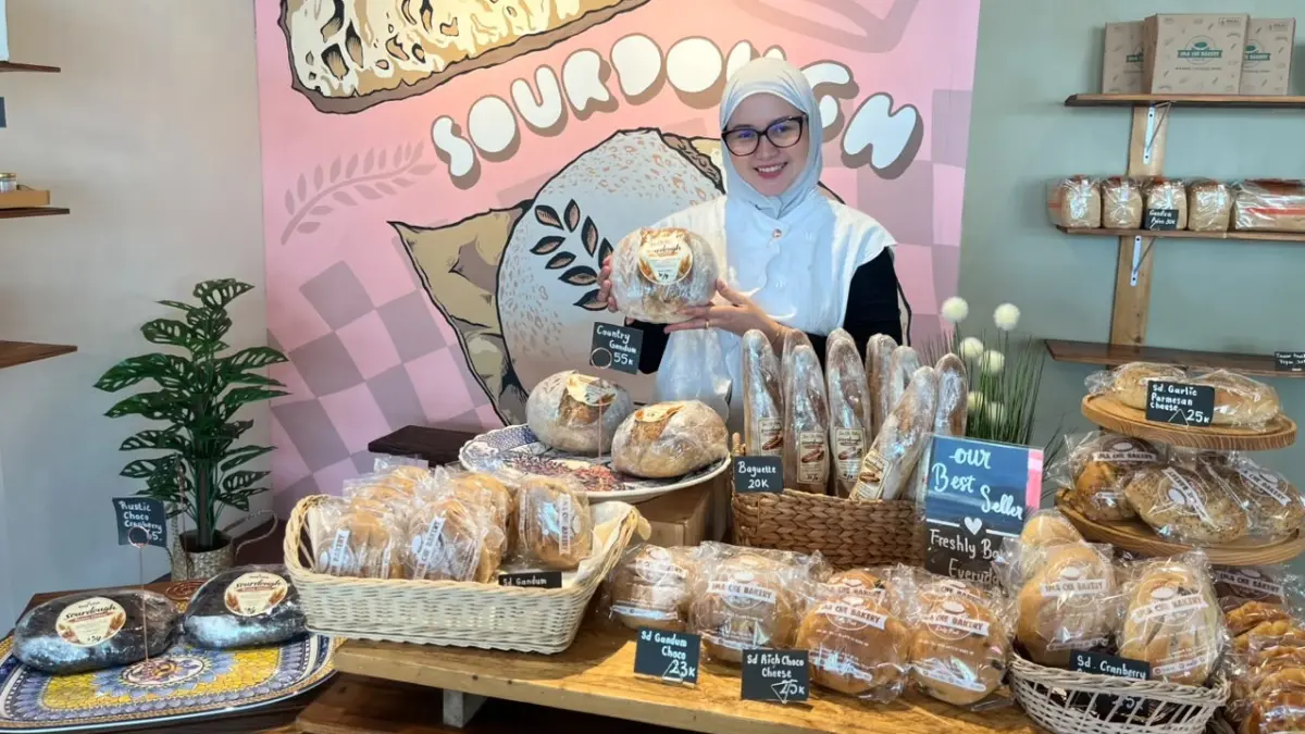 ROTI ARTISAN: Co-owner Ima Ce, Erlisa Eva menunjukkan produk roti artisan yang diproduksi di gerainya di Samarinda. NASYA RAHAYA/KP