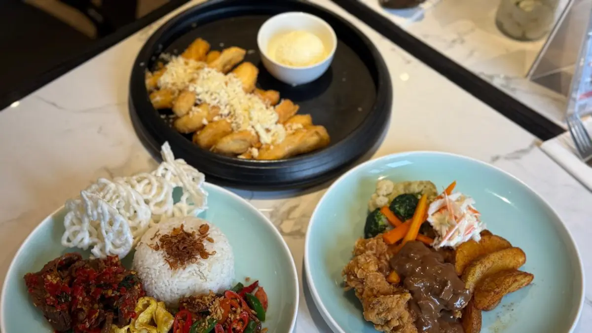 SLOW COOK: Nasi Campur Sengkel Balado menjadi salah satu menu promo Aston Samarinda. Daging sengkel dimasak selama sekitar 18 jam untuk menghasilkan tekstur lebih empuk.