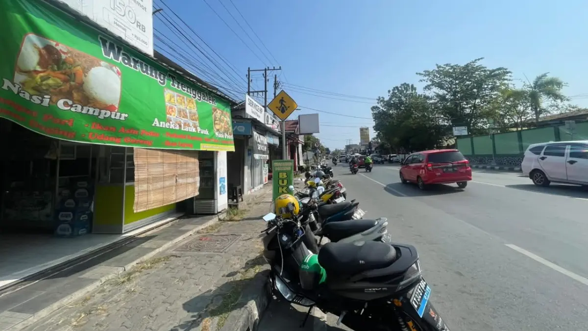Tidak ada lagi kendaraan mengular siang hari di depan rumah makan di Jalan MT Haryono, Balikpapan (FOTO M TAUFIK/KP)