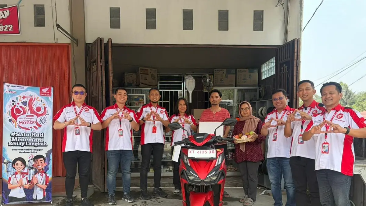 Wendy Tenario (ketiga kanan) bersama jajaran manajemen Astra Motor Kalimantan Timur 2 saat pengantaran unit sepeda motor Honda langsung ke konsumen loyal di Sambutan dalam rangka Harpelnas 2026, Jumat (4/9).