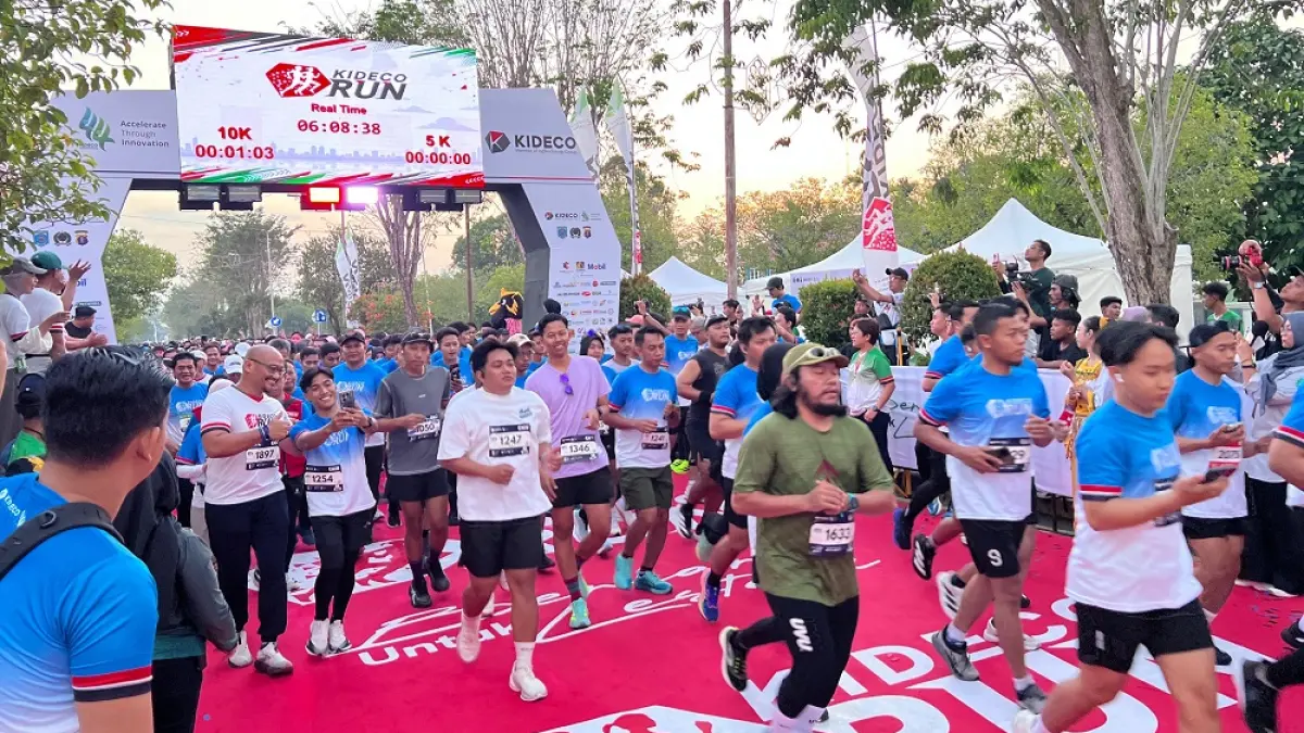 ANTUSIAS: Ribuan pelari memadati Paser mengikuti event Kideco Run 2026 yang berpusat di Halaman Kantor Bupati Paser, Minggu (6/9/2026). NAJIB/KP