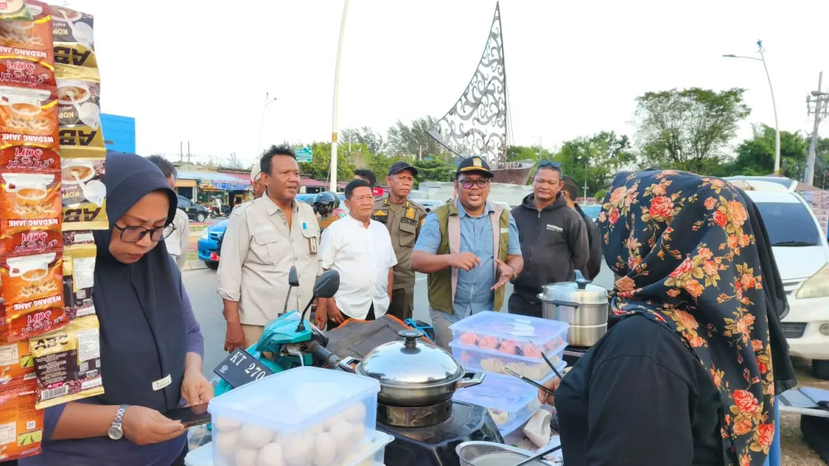 Camat Balikpapan Timur Ruddy Iskandar (rompi) bersama tim gabungan memberi himbauan kepada pedagang agar lebih kedalam arah pintu masuk stadion untuk berjualannya. (LUPUS/KP)