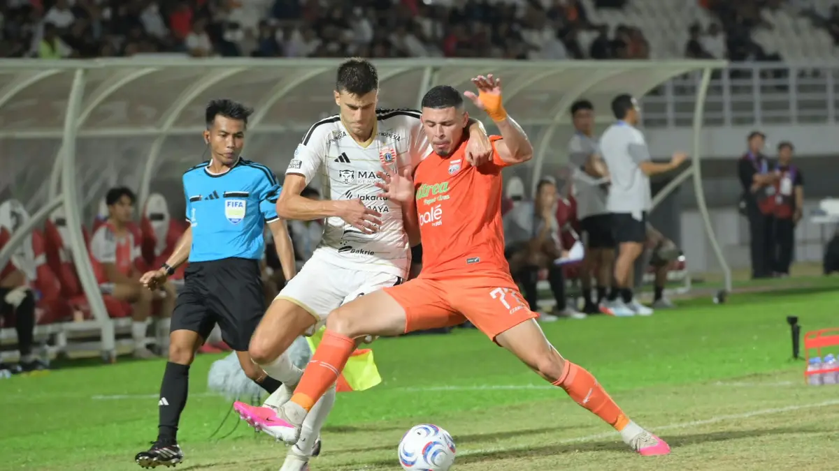 Christian Matheus berusaha melewati kawalan pemain Persija Jakarta dalam laga di Stadion Segiri Samarinda, Sabtu (5/9/2026). (DONI ADITYA/KALTIM POST)